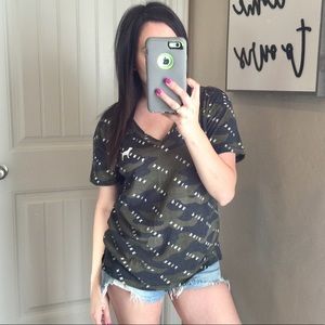 Victoria’s Secret Pink camo graphic v-neck top XS